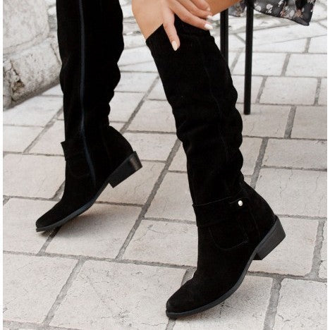 Low heeled oversized boots